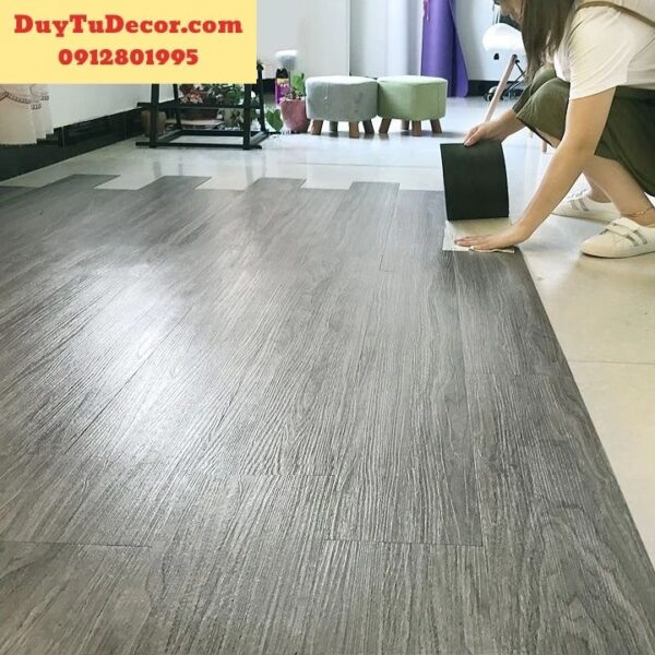 Sàn nhựa giả gỗ tự dán có sẵn keo - Ảnh 5