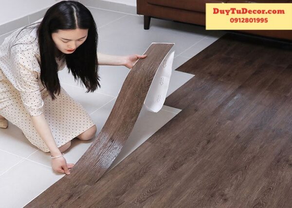 Sàn nhựa giả gỗ tự dán có sẵn keo